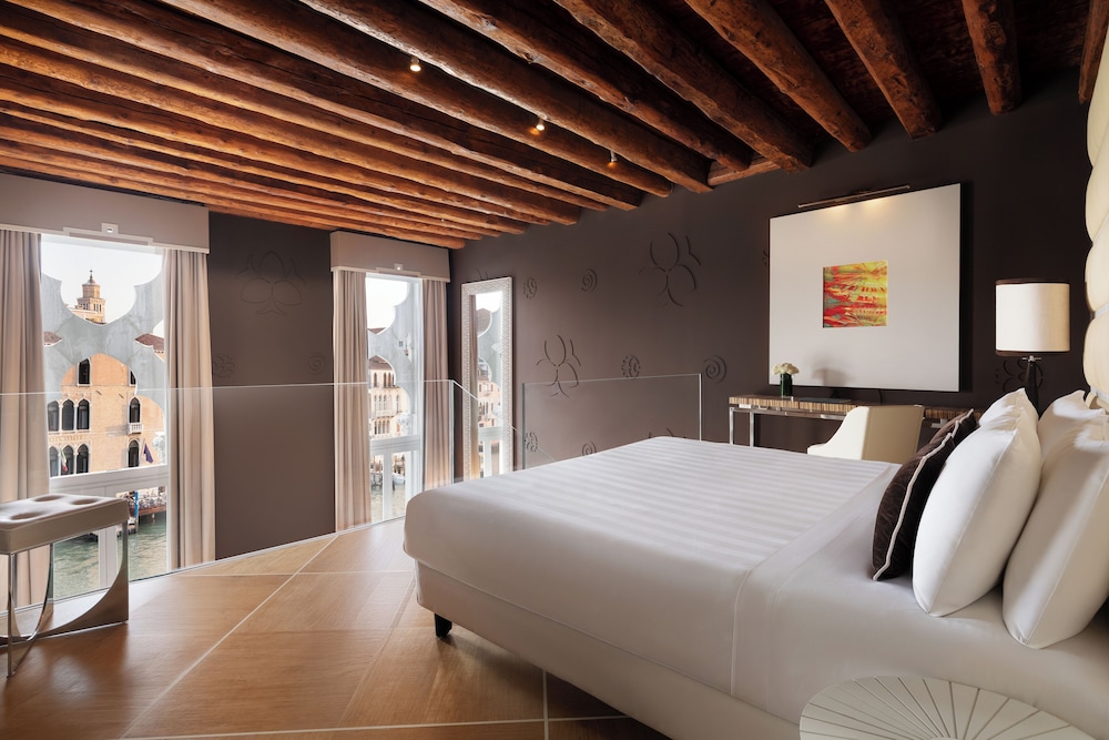 GRAND, BI LEVEL, SUPERIOR, SUITE, CANAL VIEW