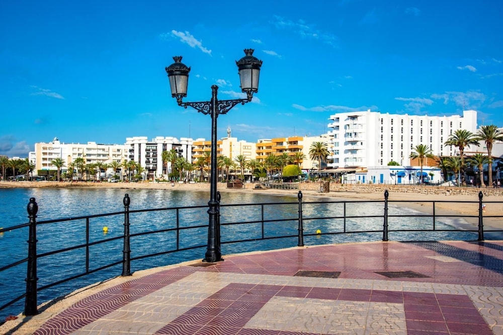 Santa Eulalia Hostal 43/44
