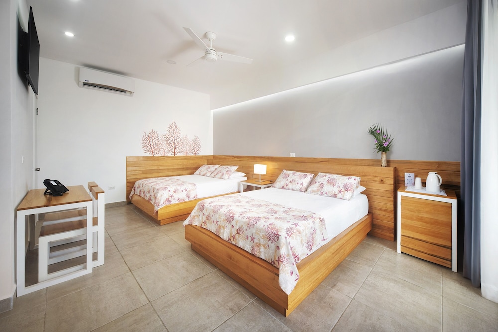 DELUXE, 2 QUEEN BEDS, POOL VIEW, BALCONY