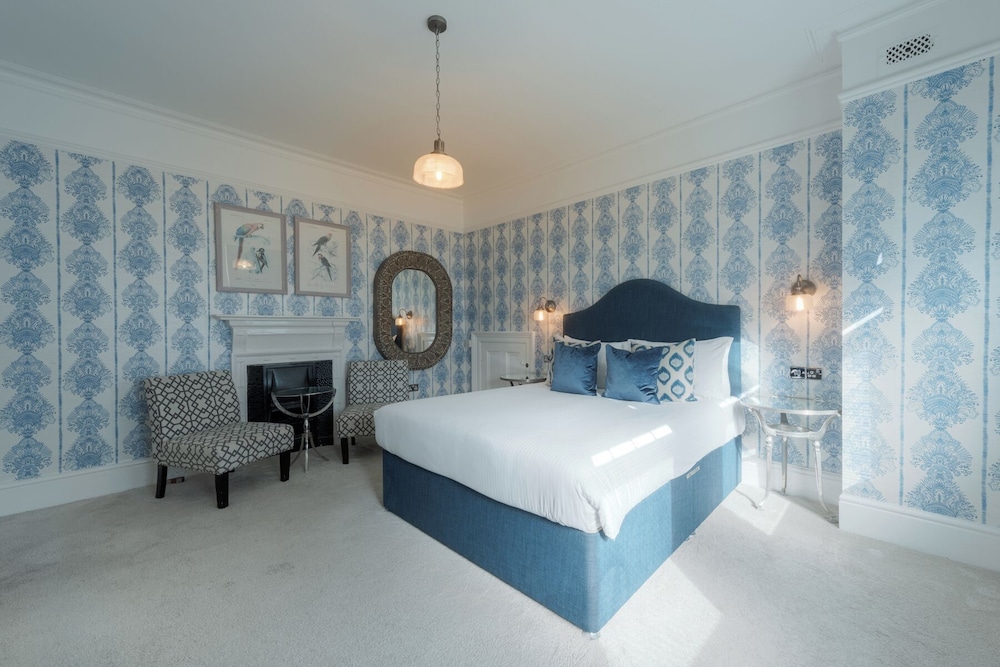 Executive, King Bed, Bath and Shower