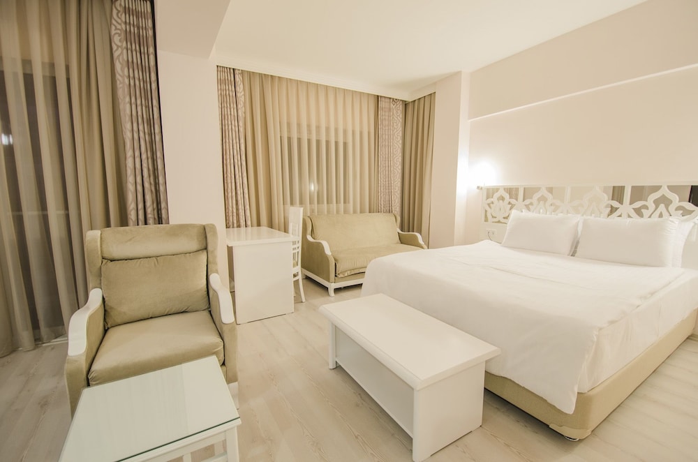 ROOM, DOUBLE BED, CORNER