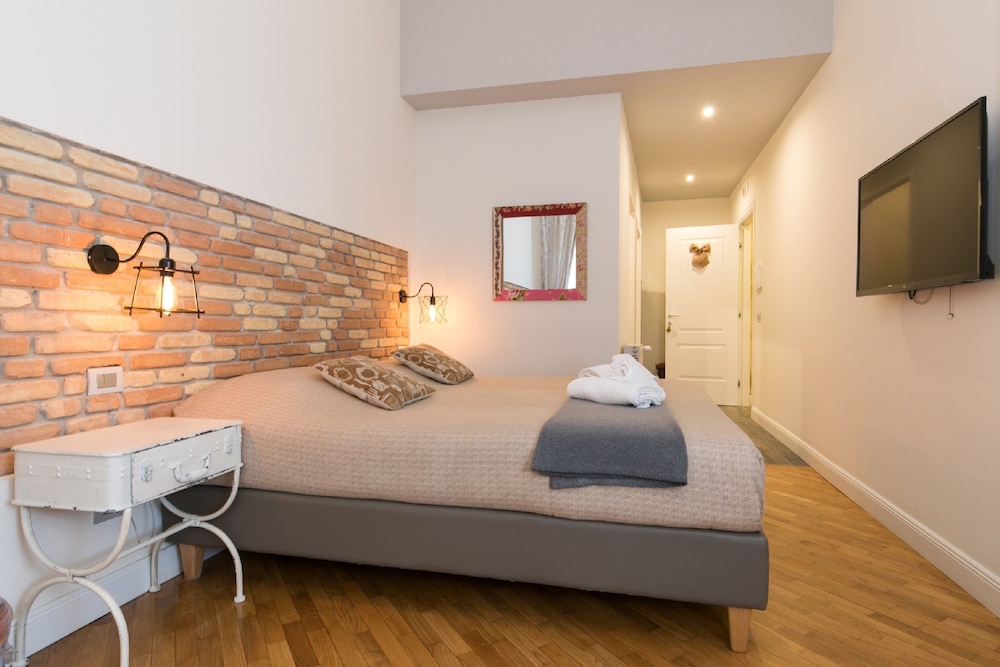 Trevi Contemporary Suite 21/42