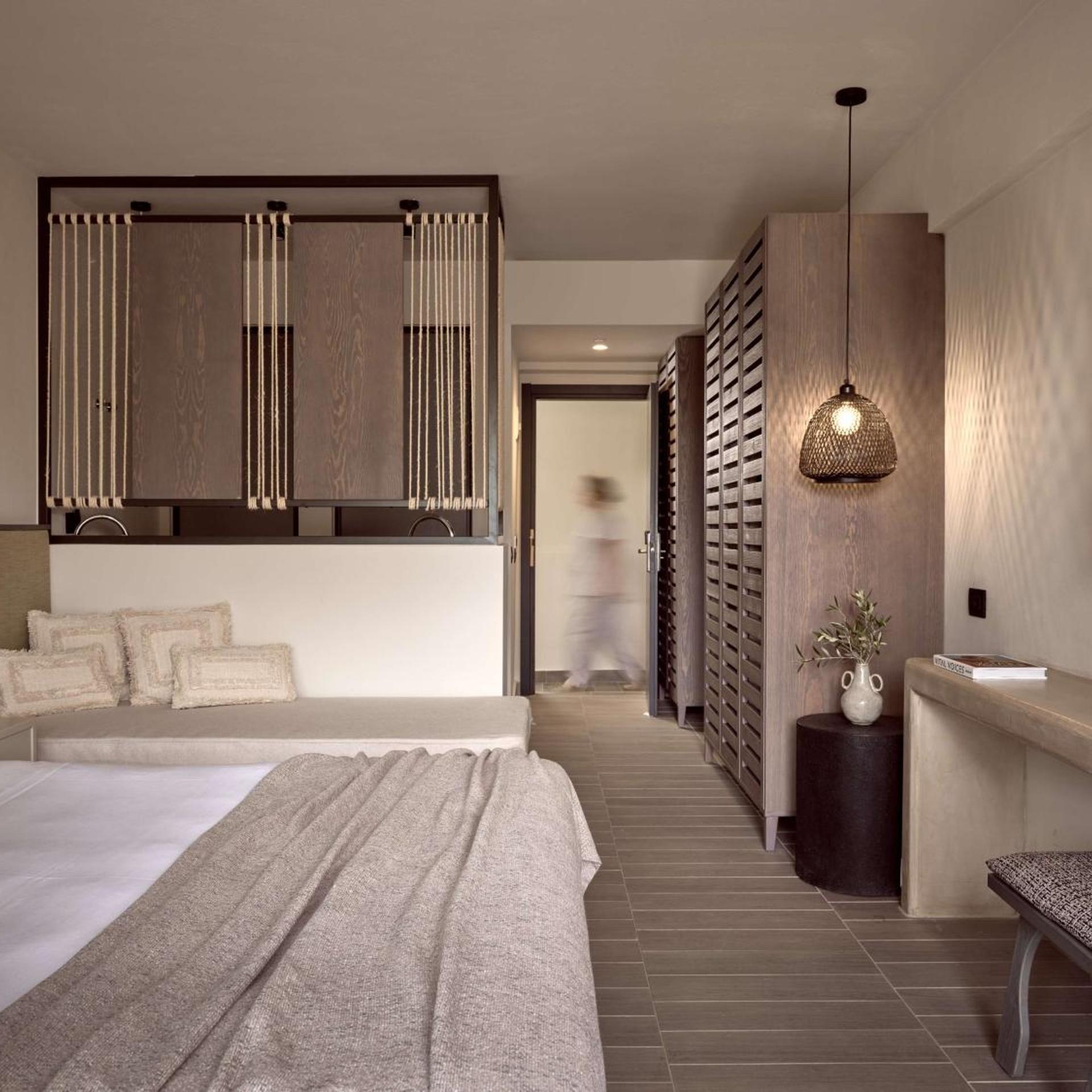 EVERGREEN, DELUXE, KING BED, BALCONY