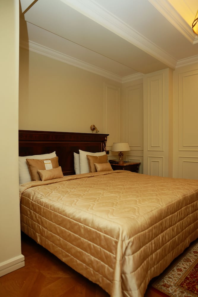 جناح بريميير بسرير كينج، Golden Palace Hotel Yerevan 2/3