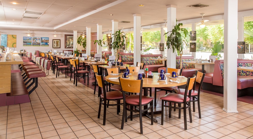 Days Inn by Wyndham Palm Springs 18/25