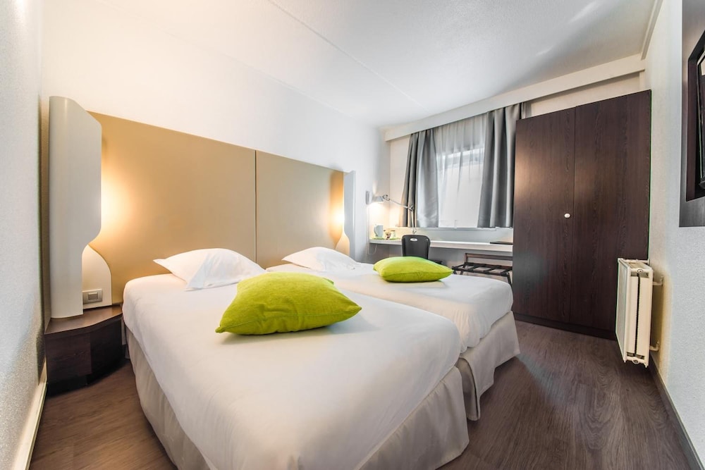 ROOM, TWIN BEDS
