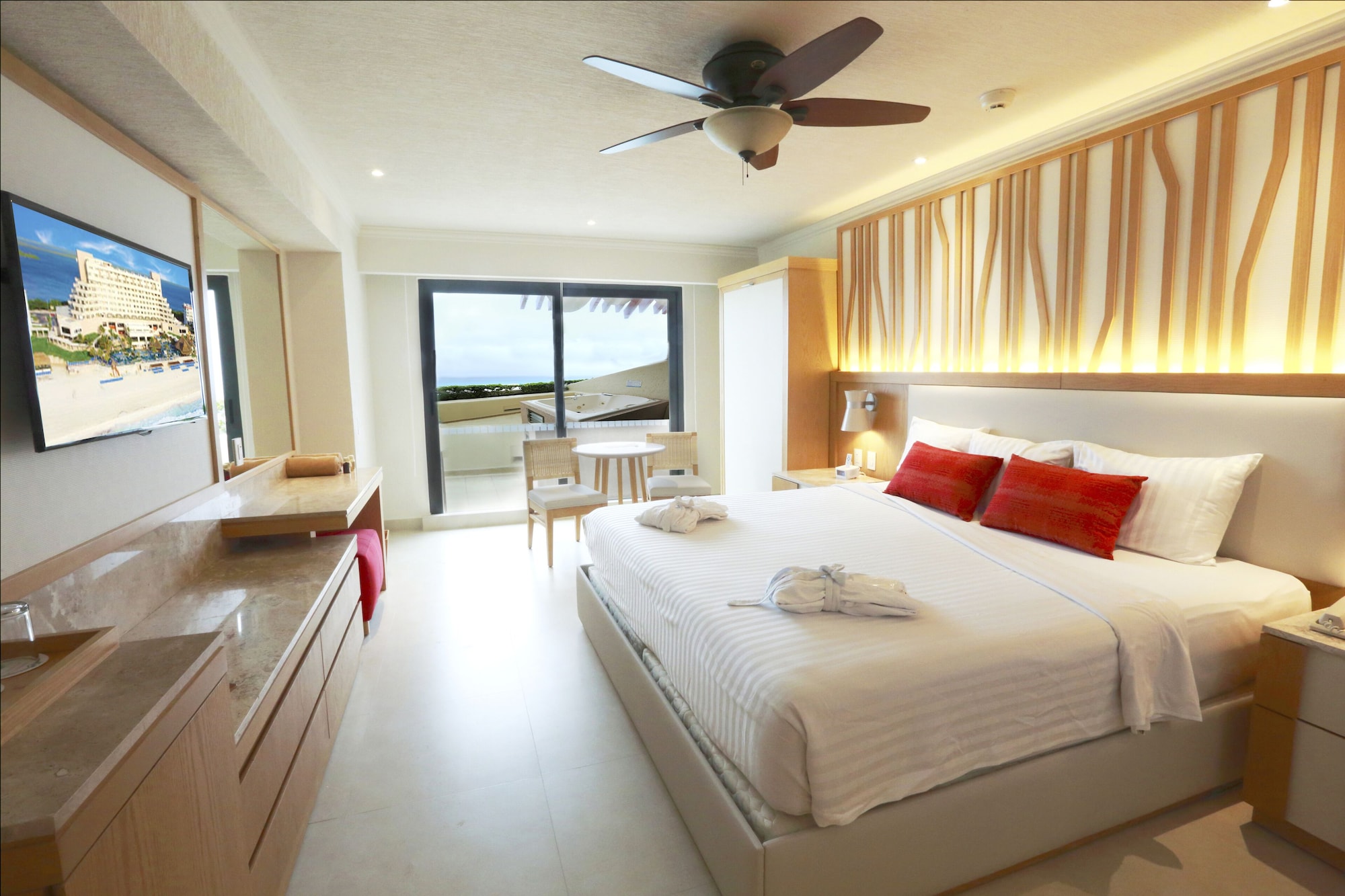 DELUXE, OCEAN VIEW, JETTED TUB