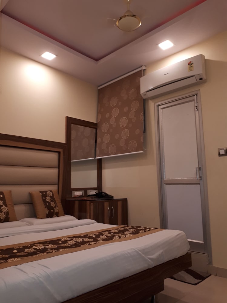 LALS HAVELI 22/47