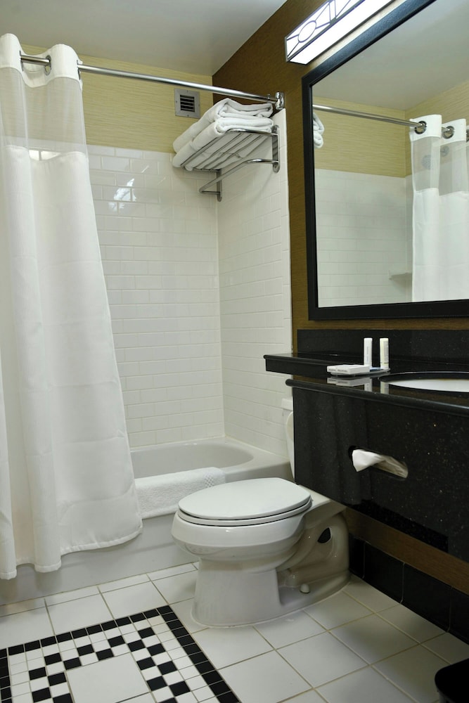 Fairfield Inn & Suites Hartford Airport 31/34