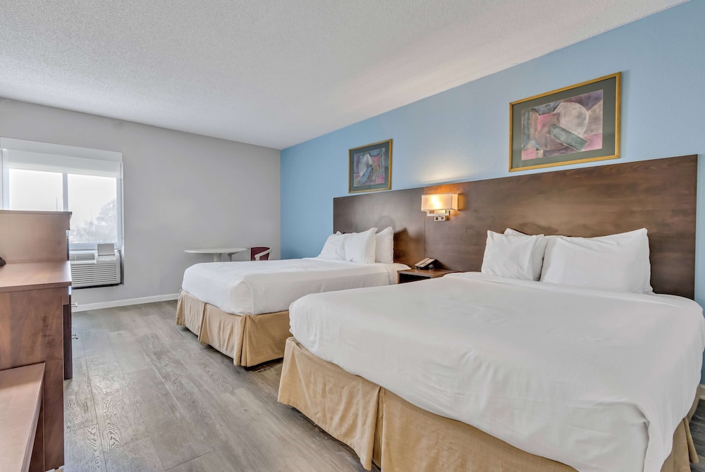 PRESIDENTIAL, SUITE, MULTIPLE BEDS, NO ELEVATOR, STAIR ACCESS ONLY