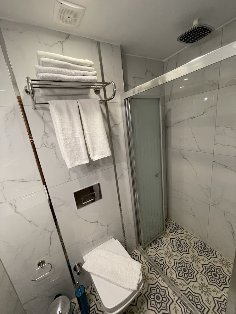 Zem Hotel 44/45