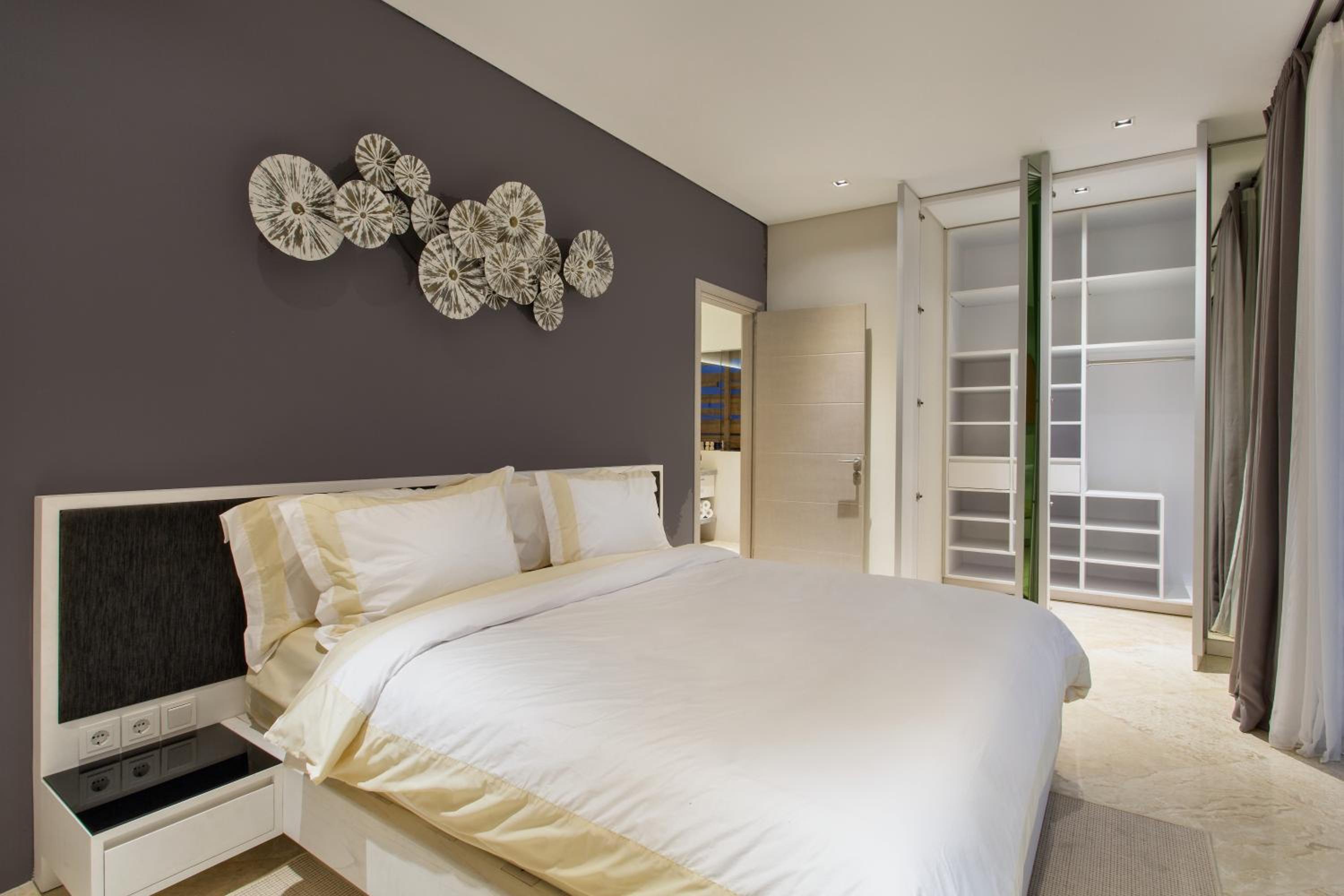 1.5 Bedrooms, Side Ocean View
