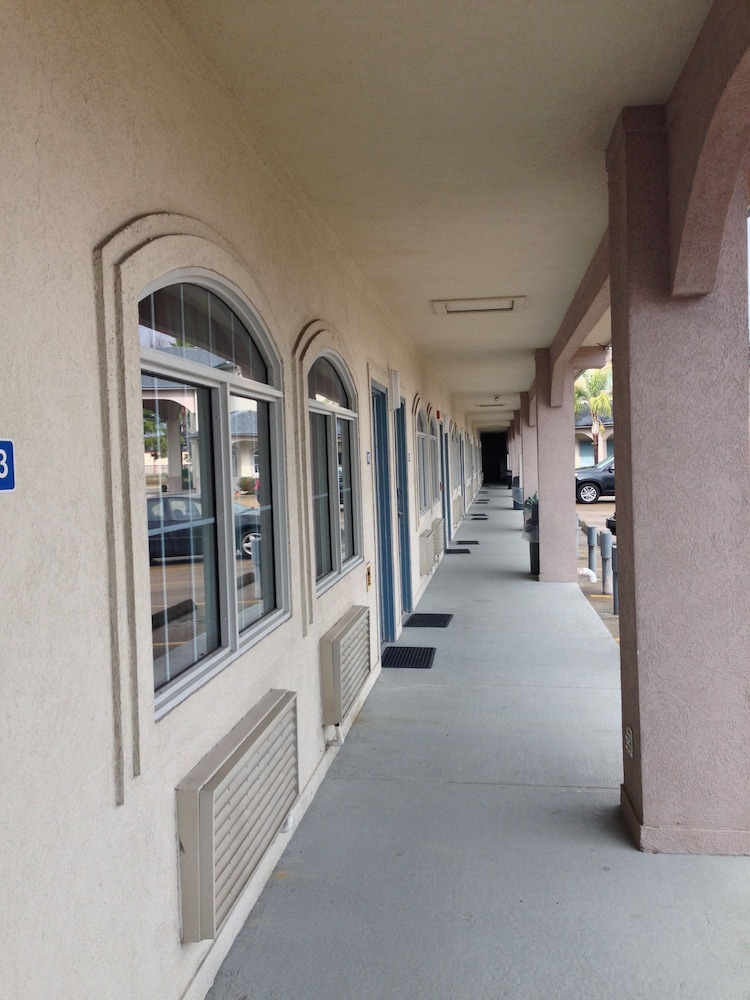 Camelot Inn &amp; Suites Highway 290/NW Freeway 23/36