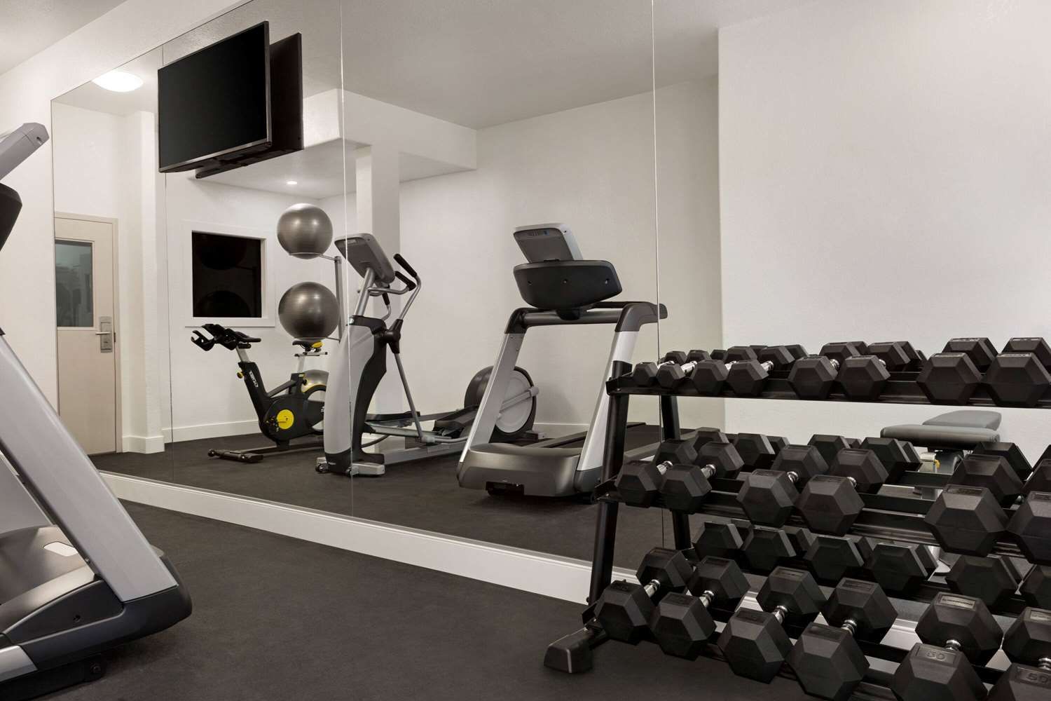 Super 8 by Wyndham Calgary Shawnessy Area 13/24