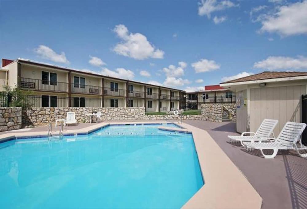 Countryside Suites Kansas City Independence I 70e Sports Complex Hotel 1/40