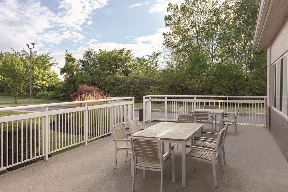 Country Inn and Suites by Radisson, Port Clinton, OH 17/24