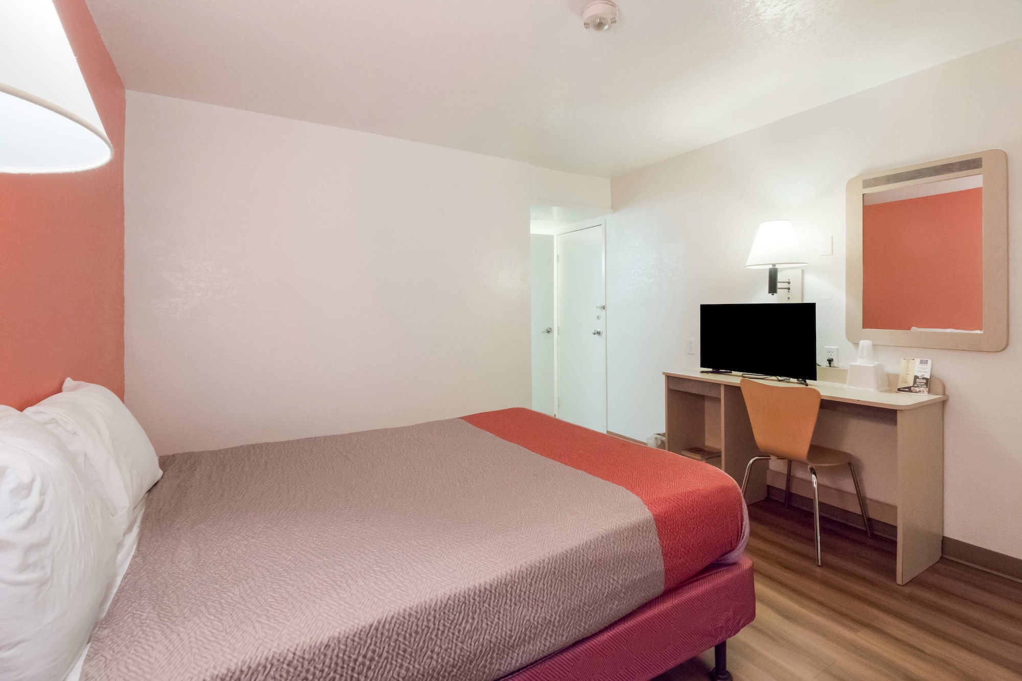 غرفة قياسية بسرير كوين لذوي الإعاقة، Motel6 Moses Lake, WA 2/7