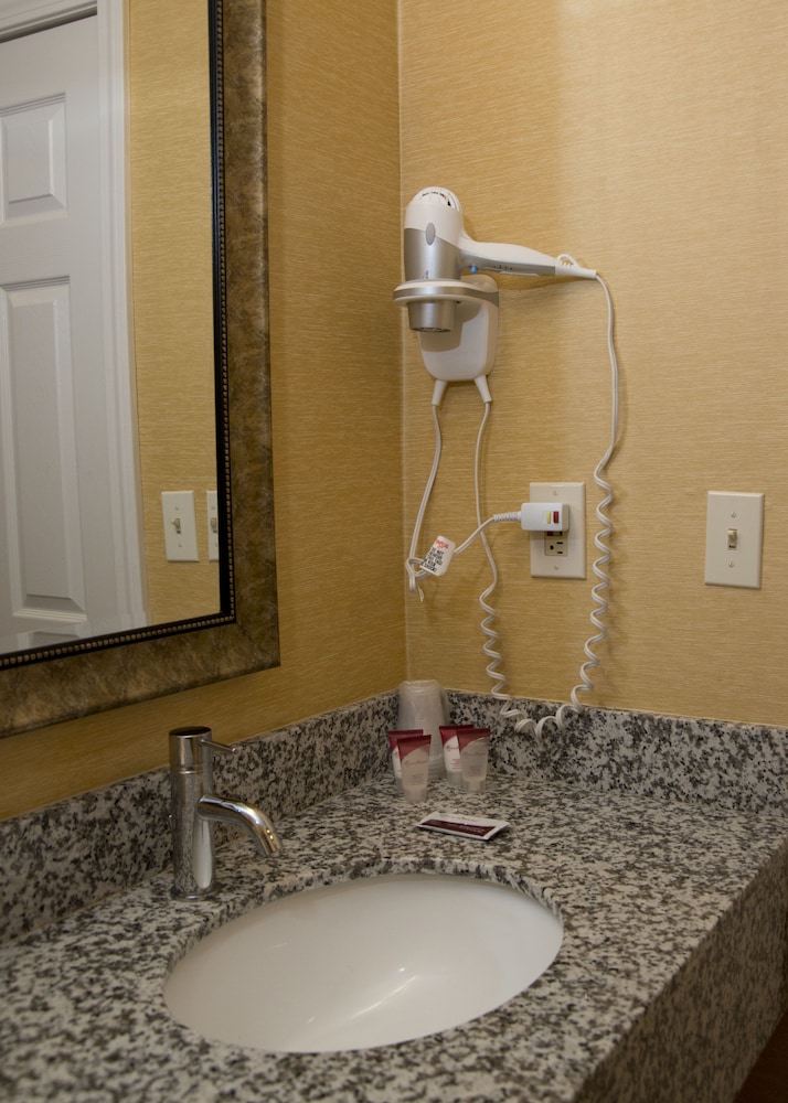 Hampton Falls Inn 42/44