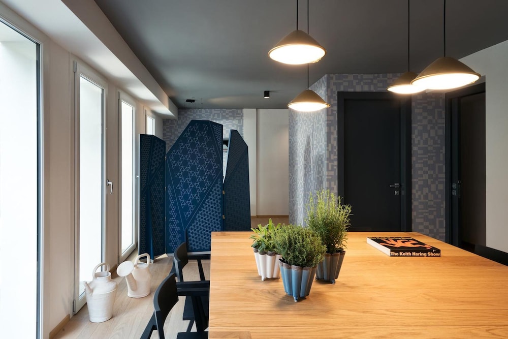 Conti Guest House 38/44
