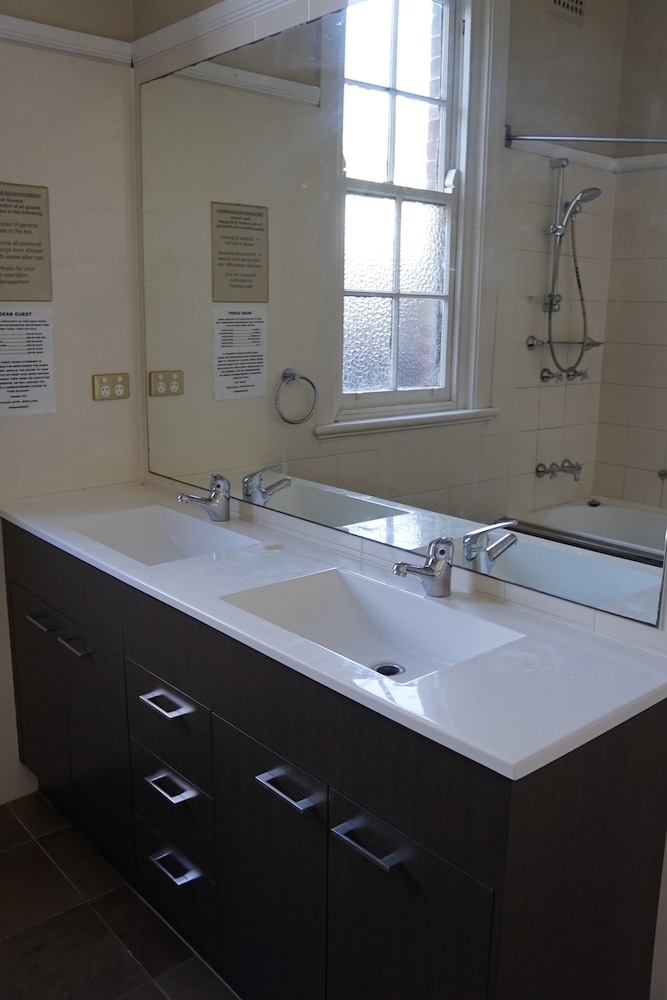 Palace Hotel Mortlake 24/25