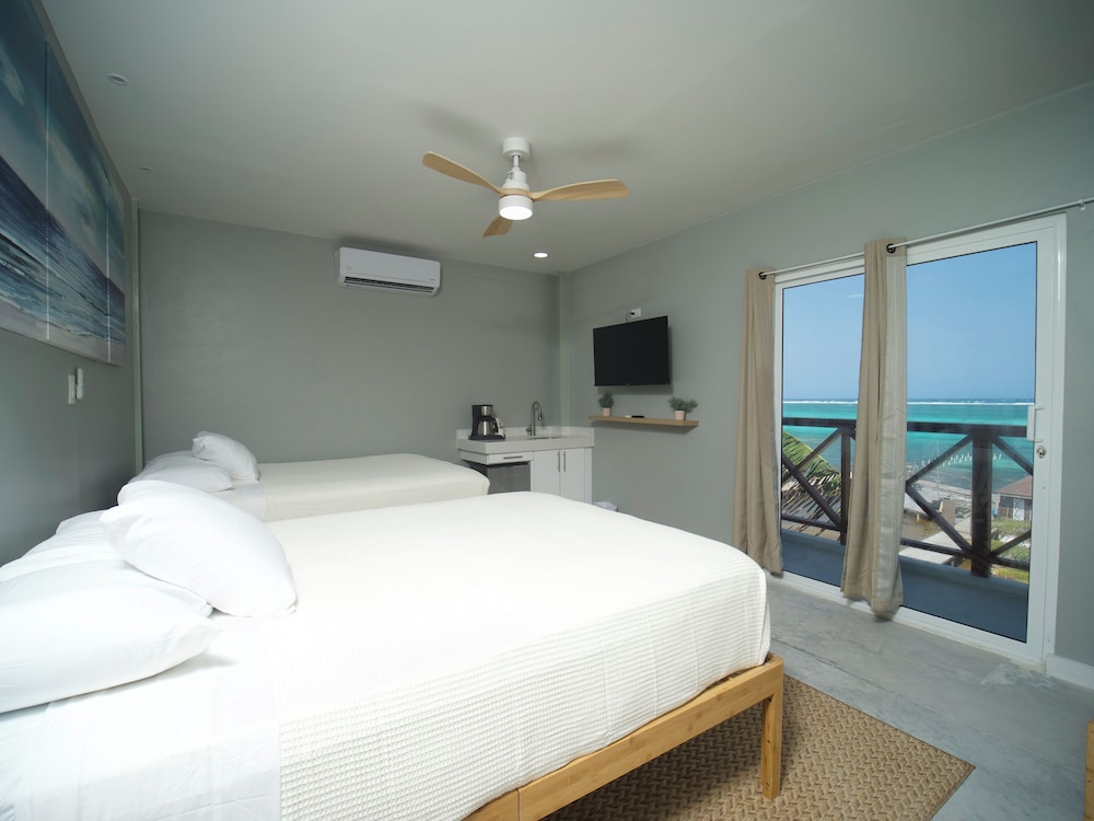 PREMIUM, QUADRUPLE, 2 QUEEN BEDS, OCEAN VIEW, BALCONY