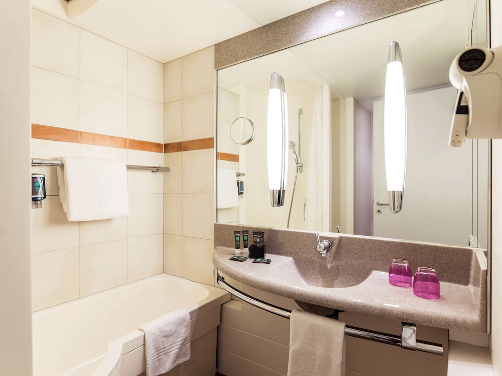 غرفة قياسية بسرير كوين مع أريكة، Novotel Dusseldorf City West 8/8