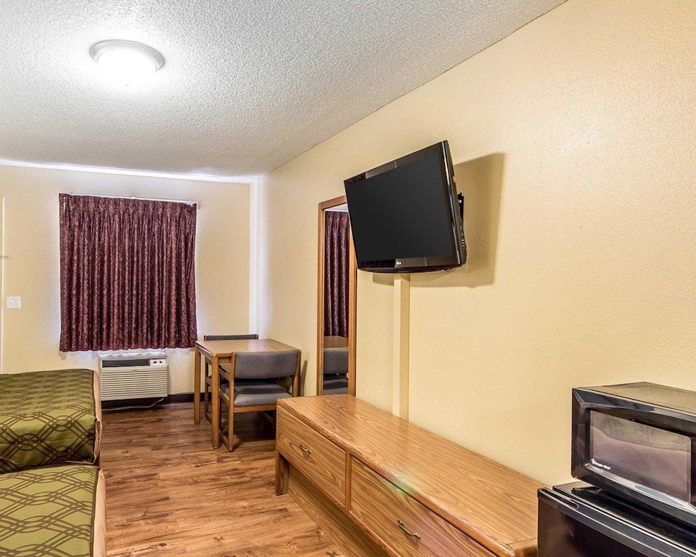 Econo Lodge Pryor 39/58