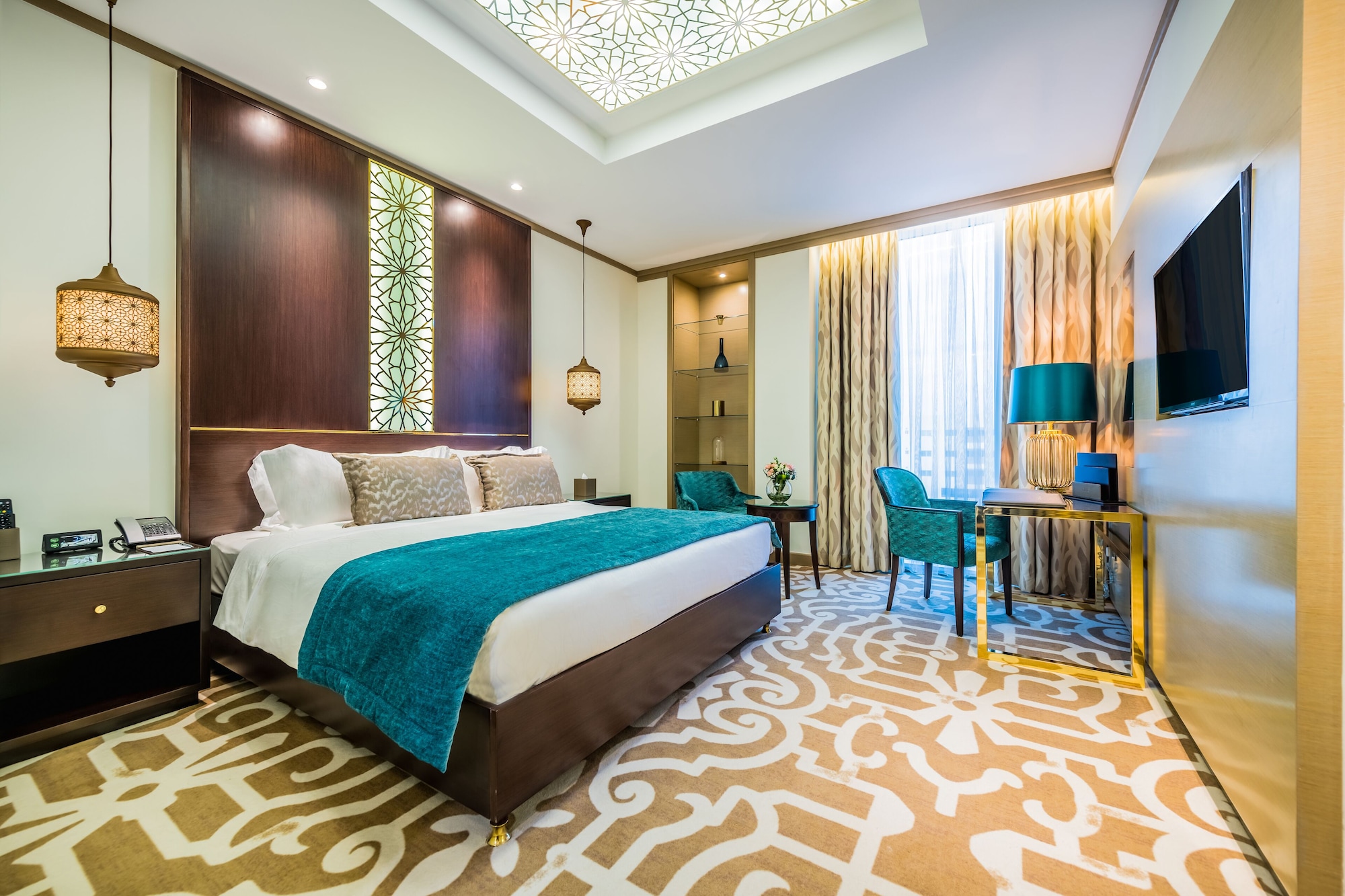 DELUXE KING ROOM