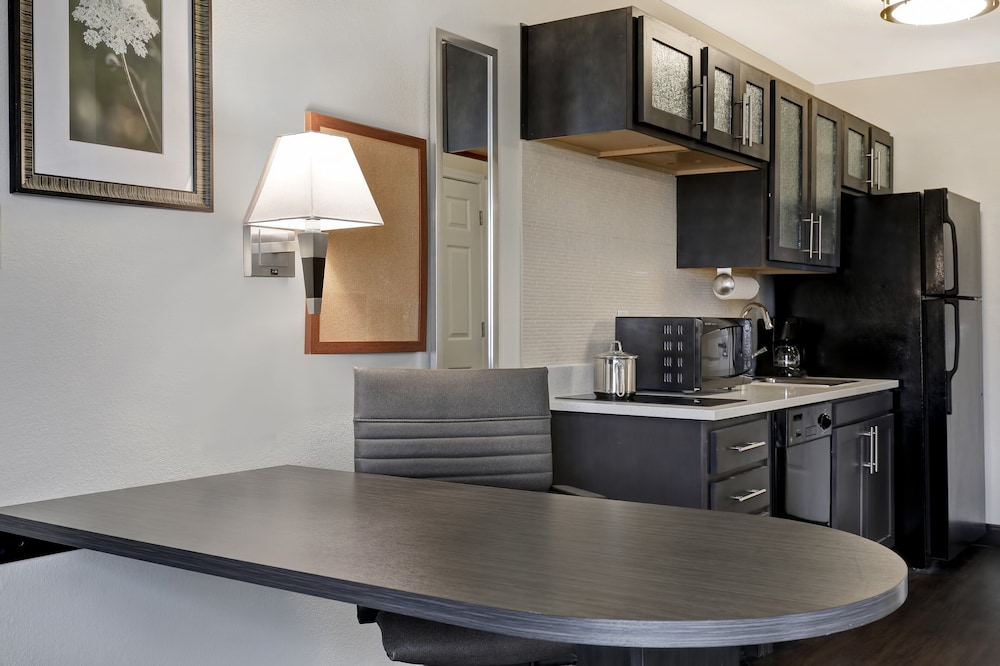 Candlewood Suites Indianapolis - South 52/77