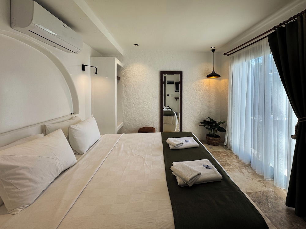 GRAND, DOUBLE BED