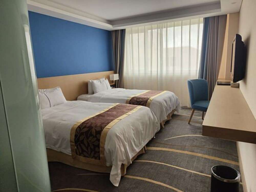 DELUXE SUITE-TWIN BEDS