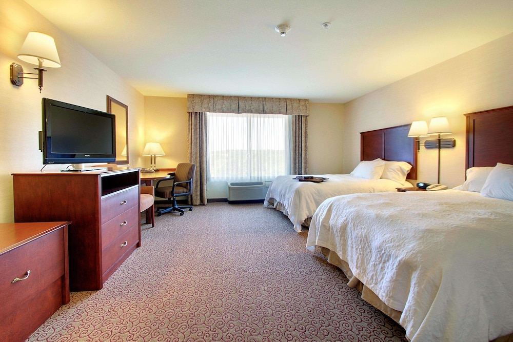 Hampton Inn & Suites West Bend 11/48