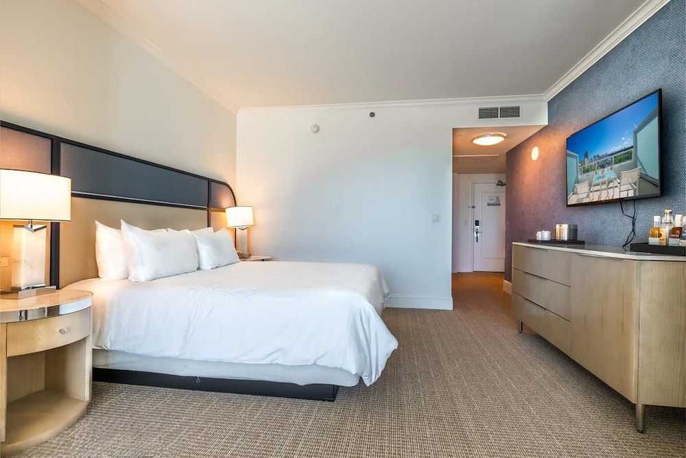 Junior Suite, King Bed, Bay View, Sofa, Balcony
