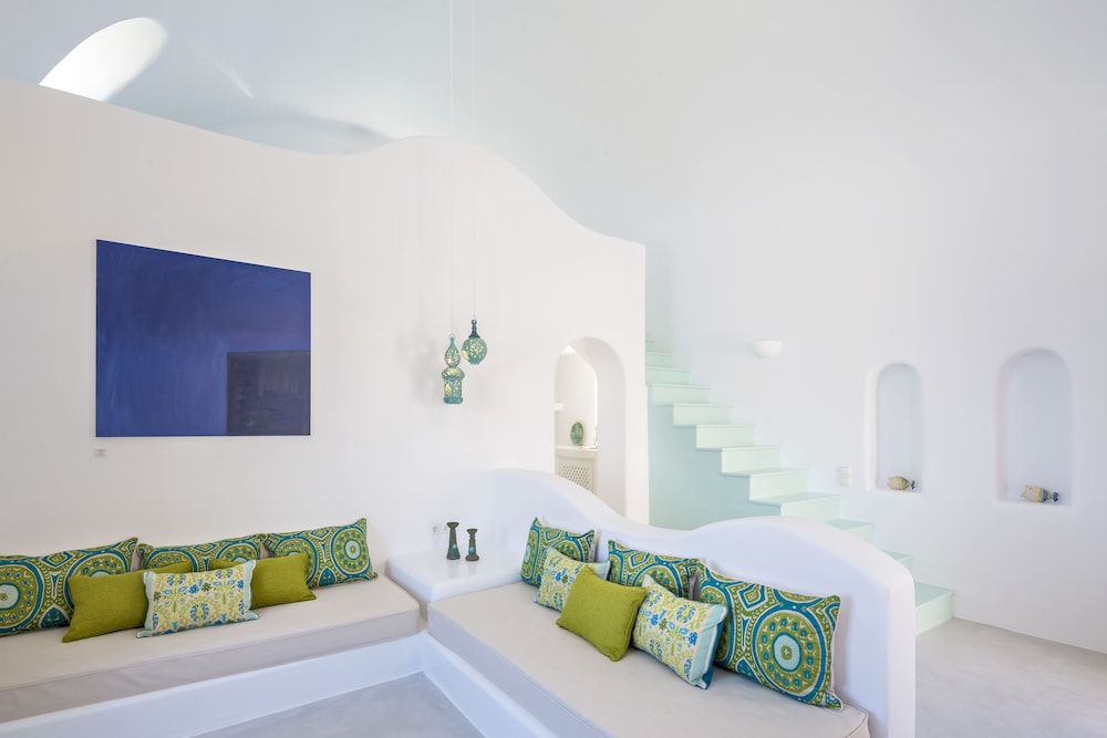 Skyfall Suites 27/79