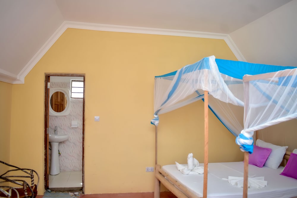 Blue Earth Beach Bungalows 72/72