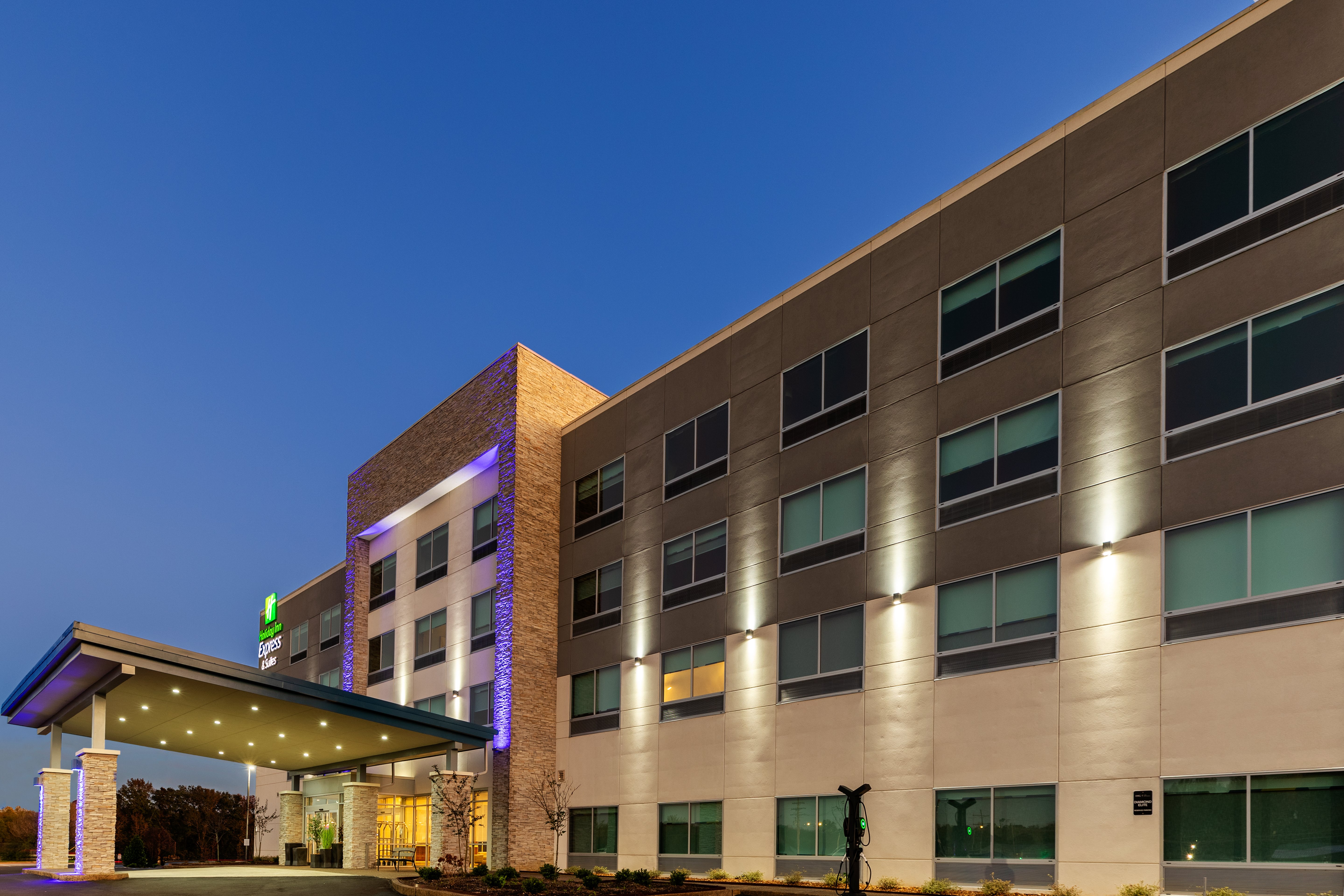 Holiday Inn Express & Suites SENATOBIA I-55 4/54