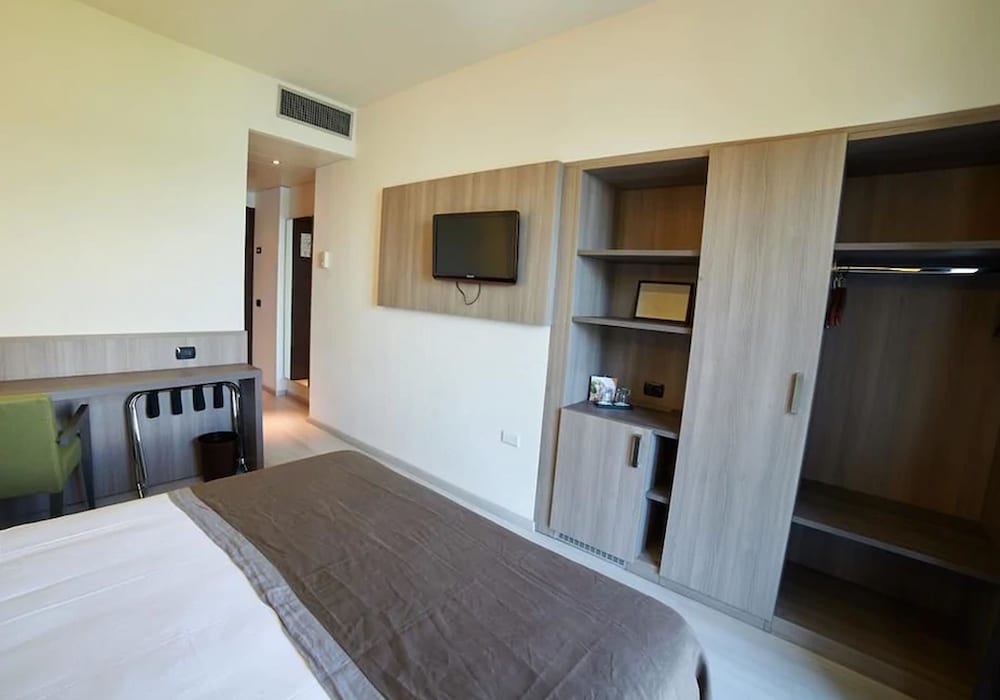 Superior, Triple, 1 Queen and 1 Single Bed, Partial Lake View, Balcony