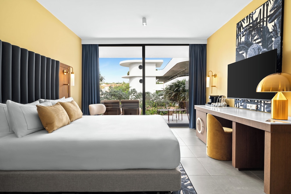 DELUXE, KING BED, ACCESSIBLE