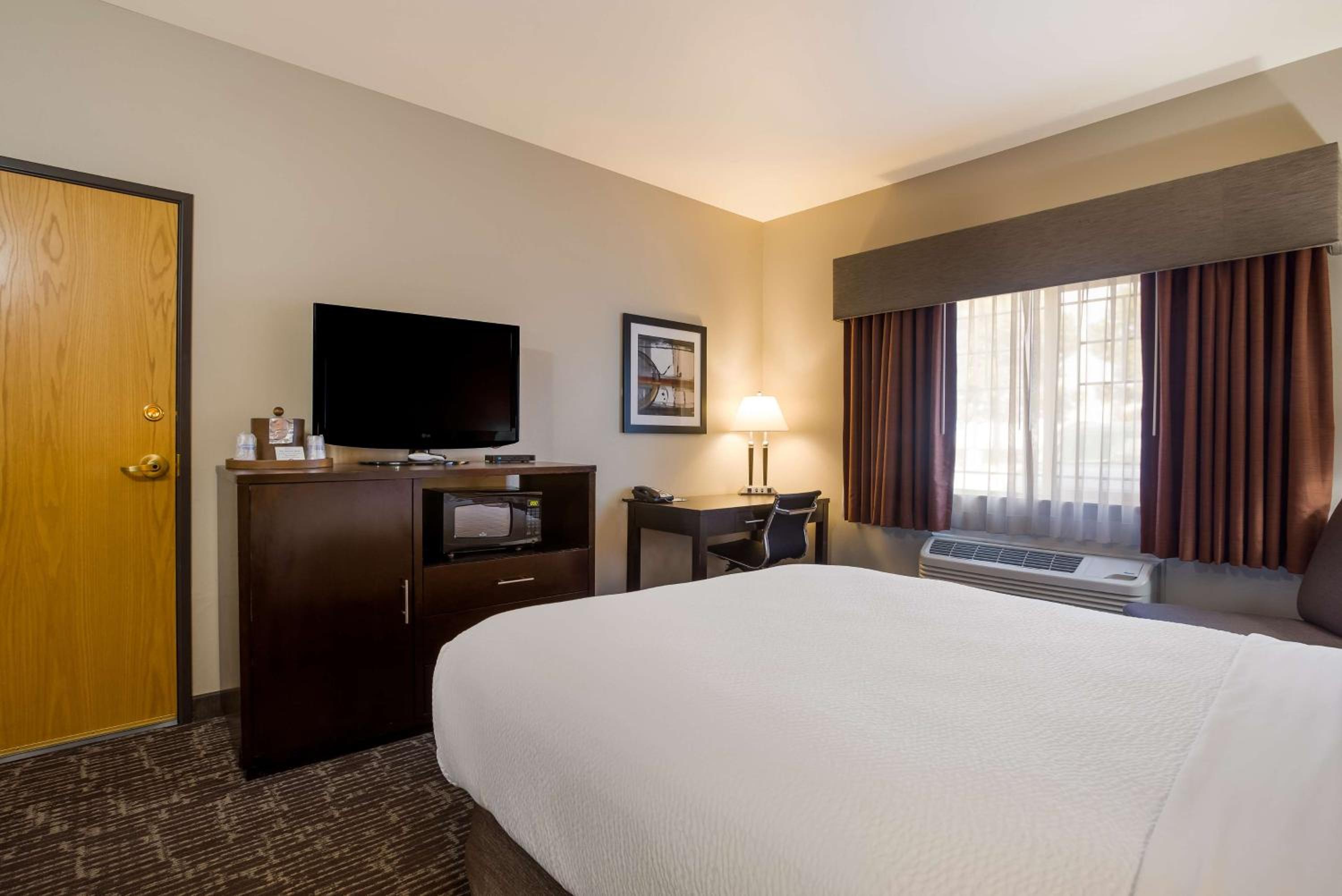 غرفة بسرير كوين بحوض استحمام لذوي الإعاقة، Best Western Northwest Lodge 8/10