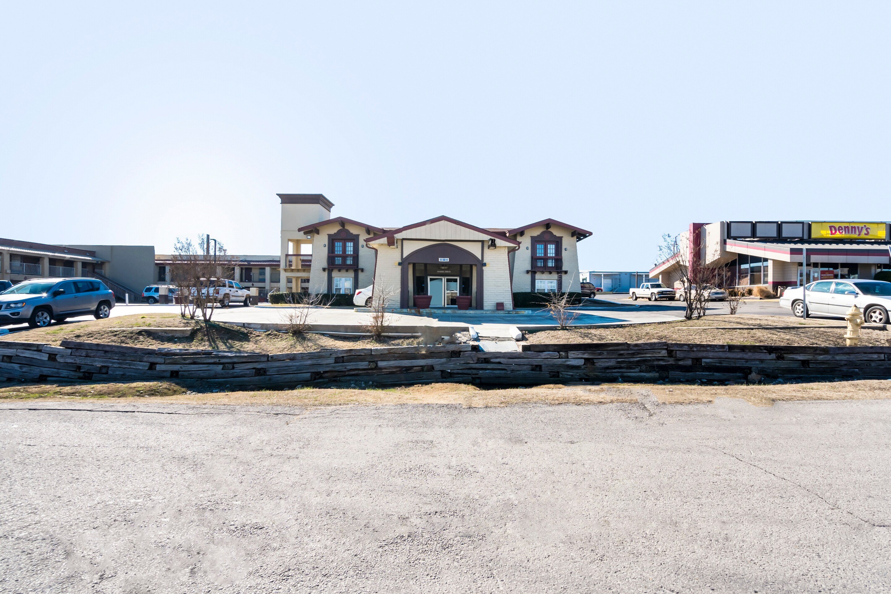 Hotel Tulsa N Sheridan Rd and Airport 21/23