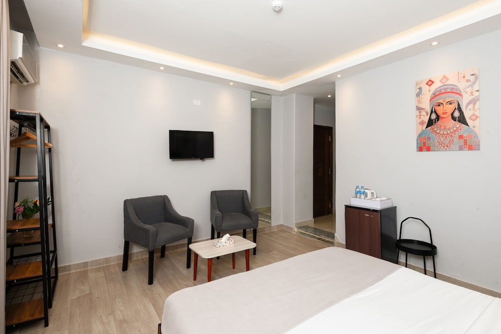 Capital Hotel 38/50