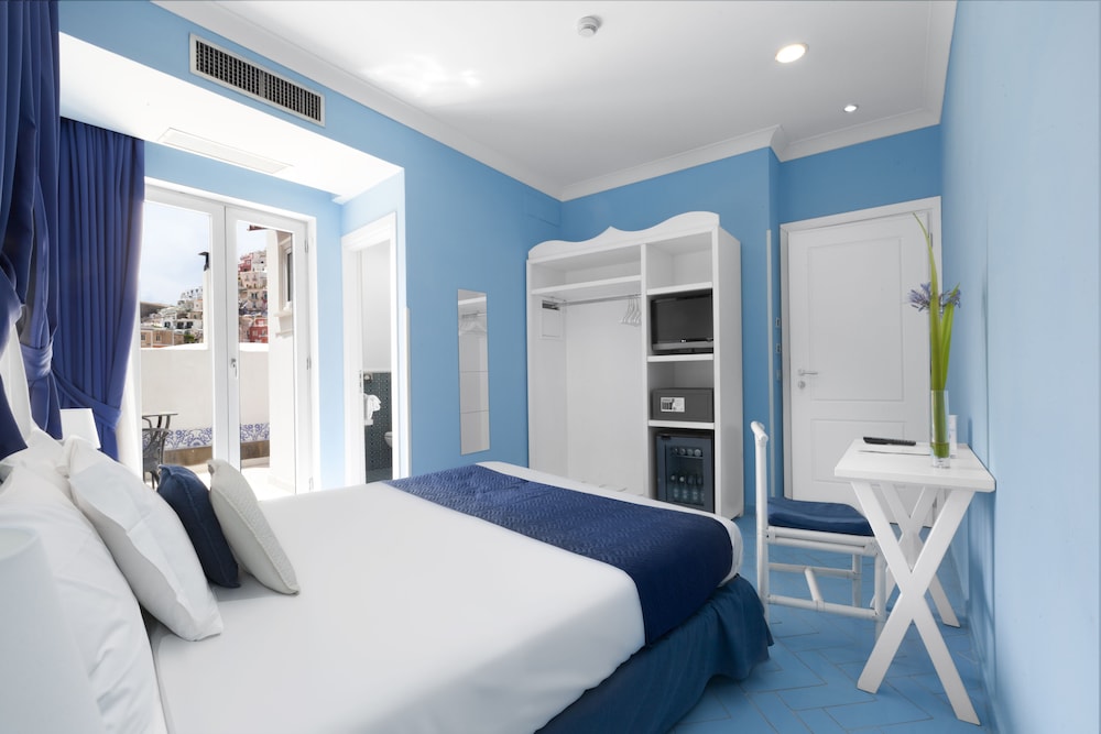 SUPERIOR, DOUBLE OR TWIN BED, CITY VIEW, BALCONY