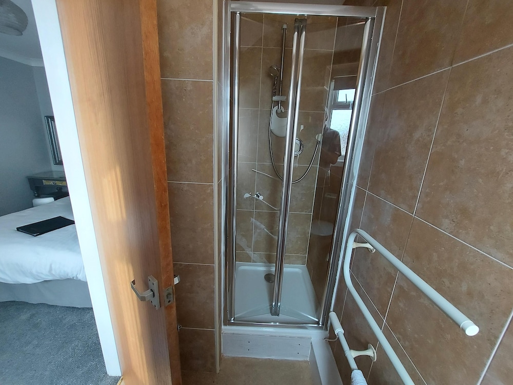 The Hilary Guest House 39/43