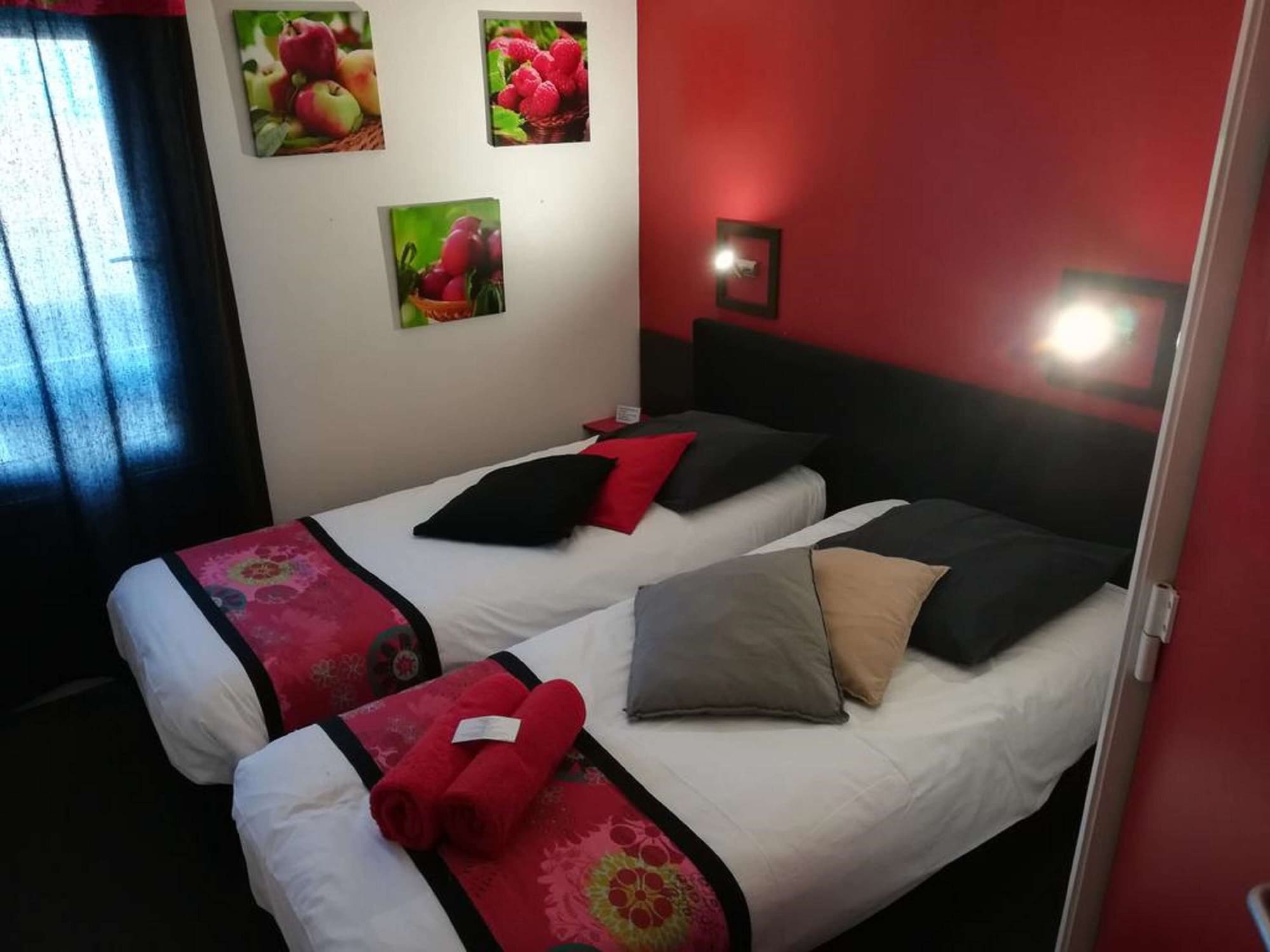 غرفة قياسية بسريرين منفصلين، Kyriad Direct Saintes 8/10