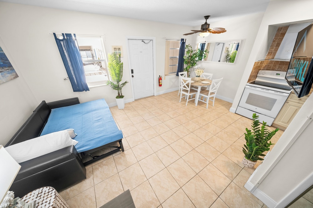 Beachside Garden Apartments By Lowkl 10/50