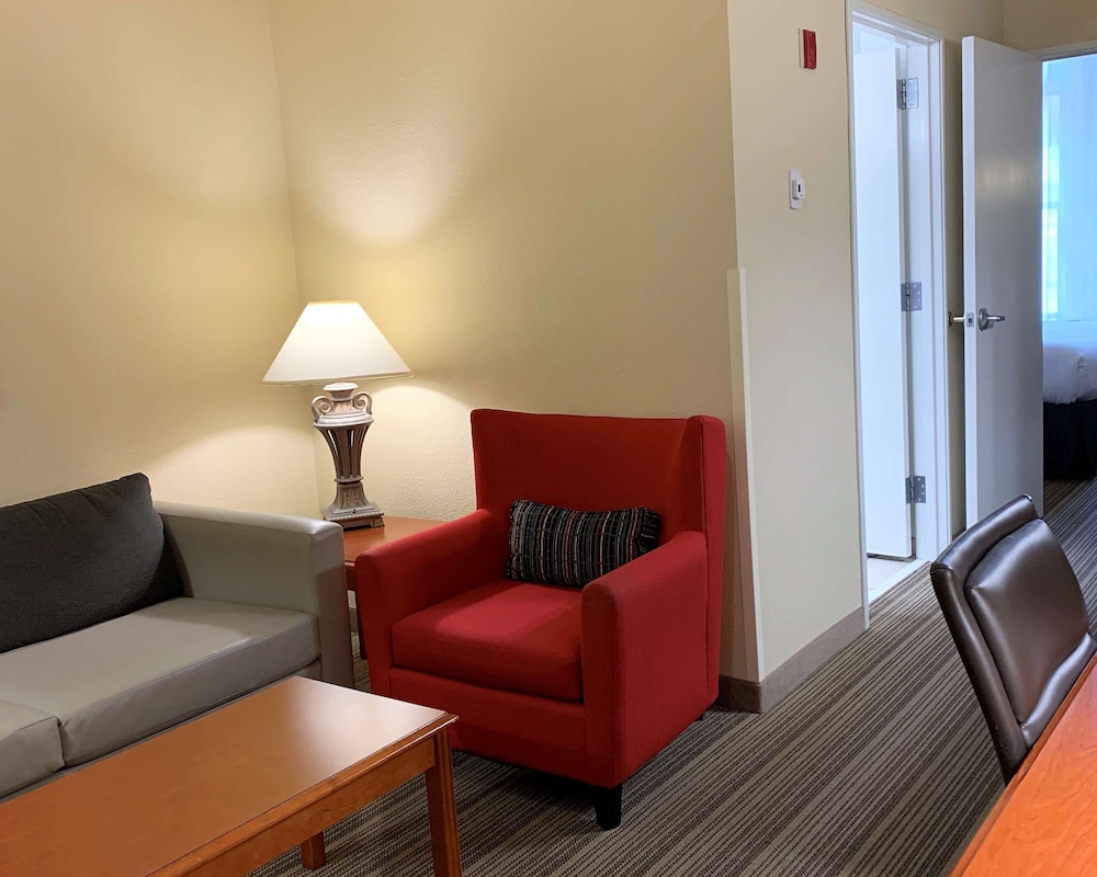 Country Inn & Suites by Radisson, St. Charles Historic District 10/31