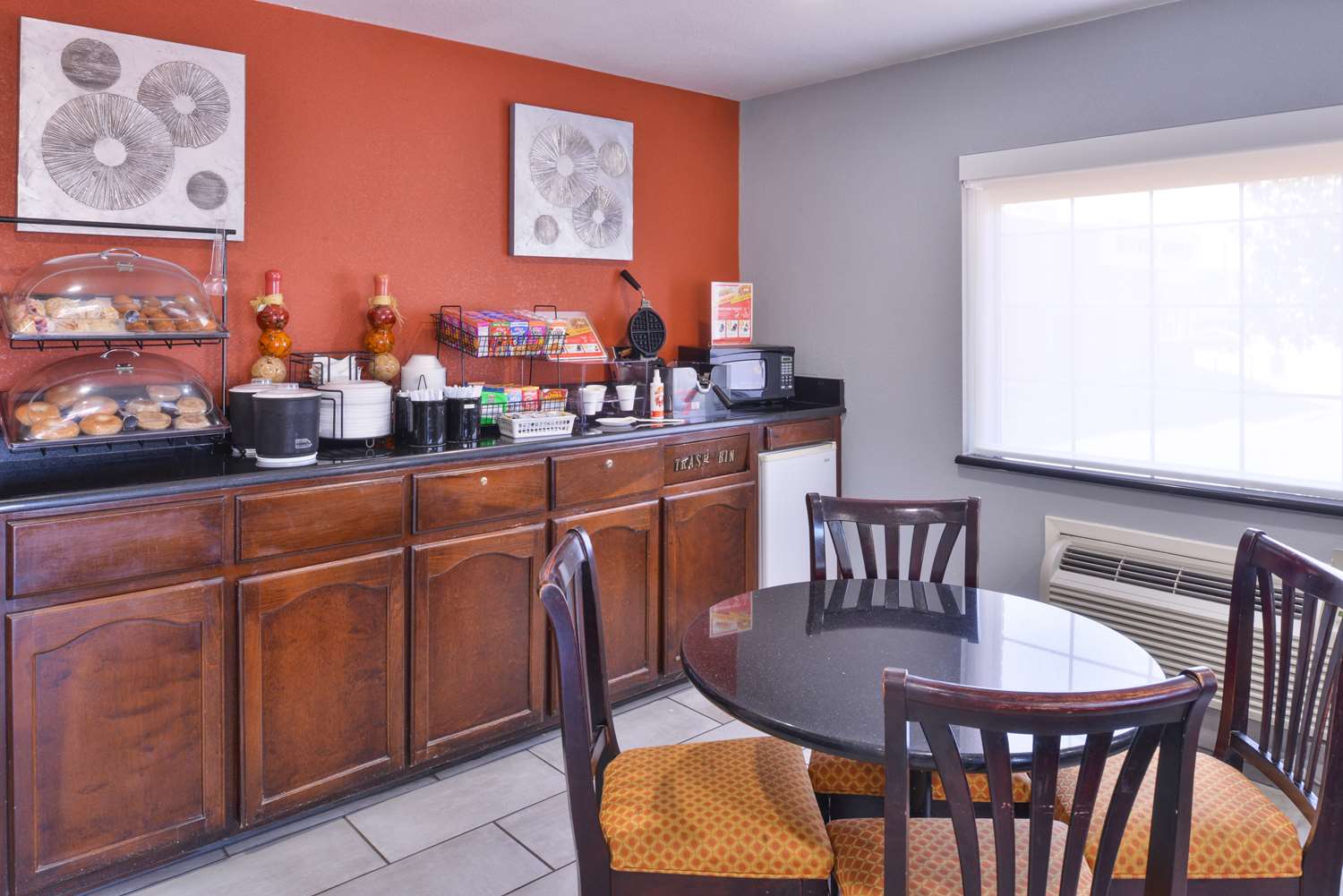 Americas Best Value Inn Batesville 24/33
