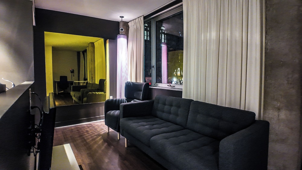 Hotel Zero 1 56/82