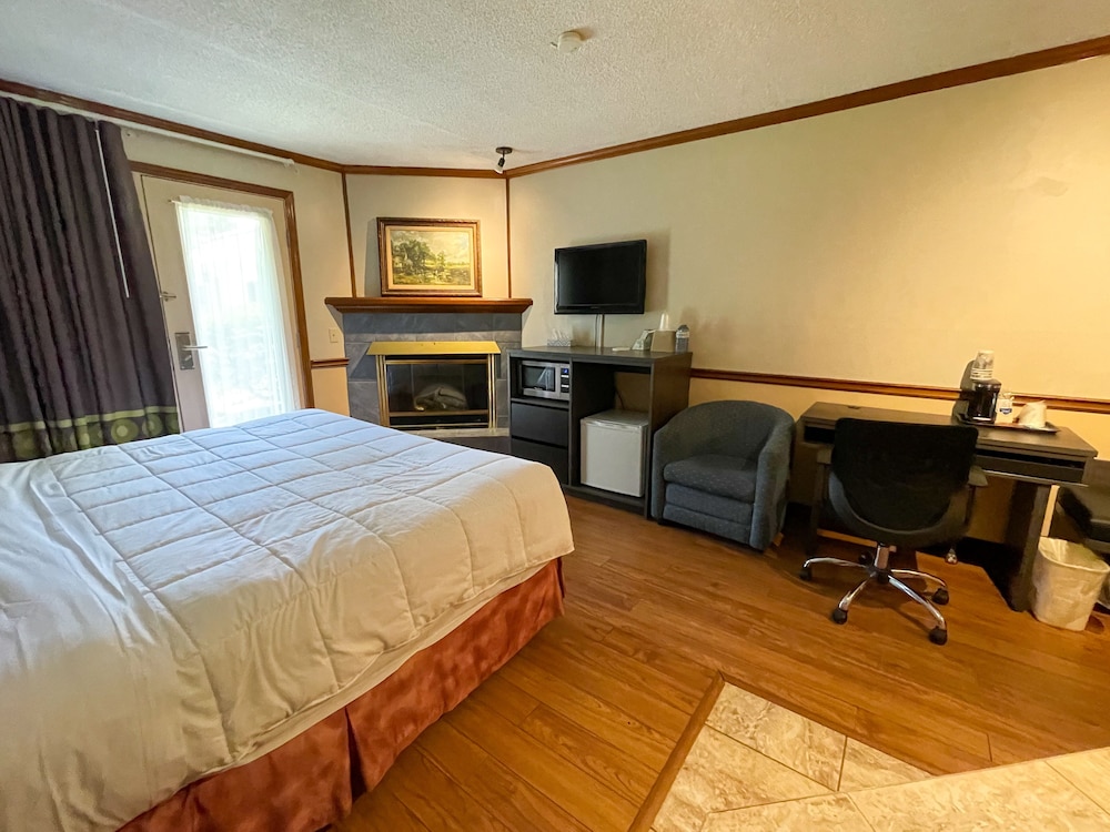 Super 8 by Wyndham Gananoque - Country Squire Resort 51/88