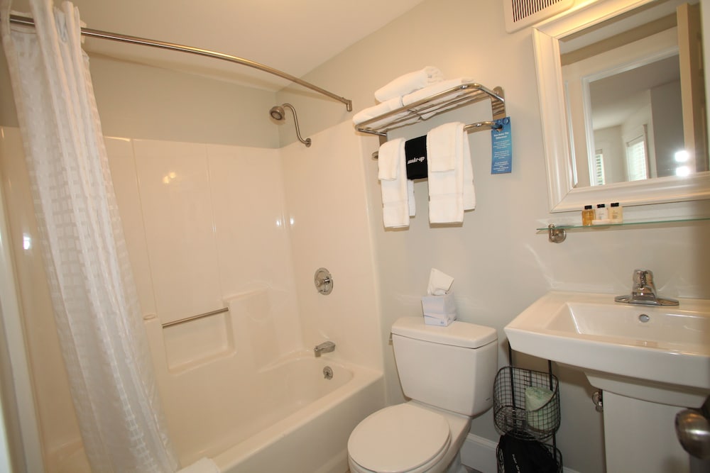 Glen Cove Inn and Suites 41/50